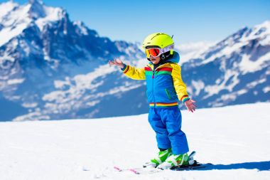 Çocuk kış dağlarda Kayak ve kar eğlencesine