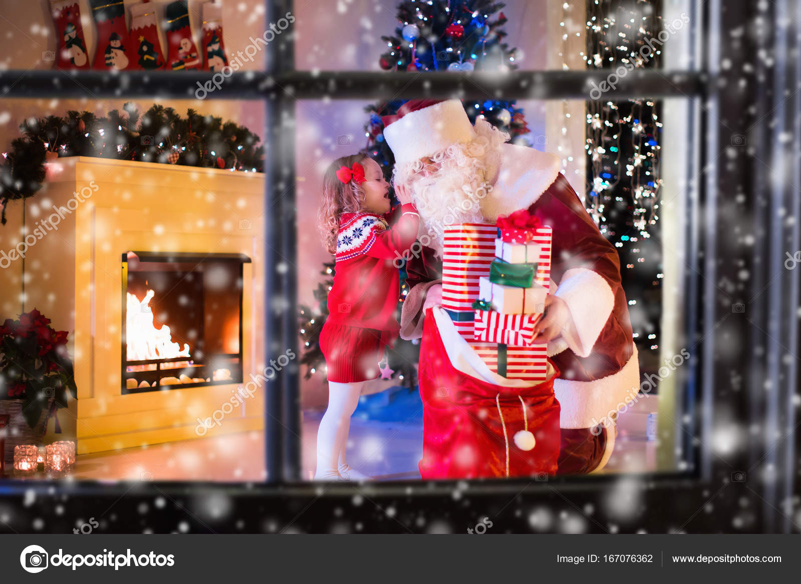 Apertura Regali Di Natale.Bambini E Babbo Natale Apertura Regali Di Natale Foto Stock C Famveldman 167076362