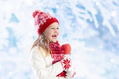 Kış adil üzerinde elma şekeri çocuk