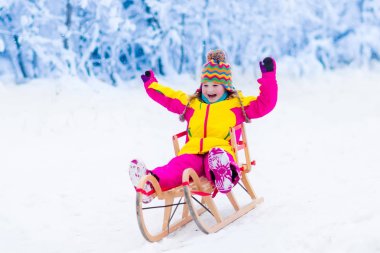 Çocuklar karda oynamak. Kış kızağı binmek çocuklar için