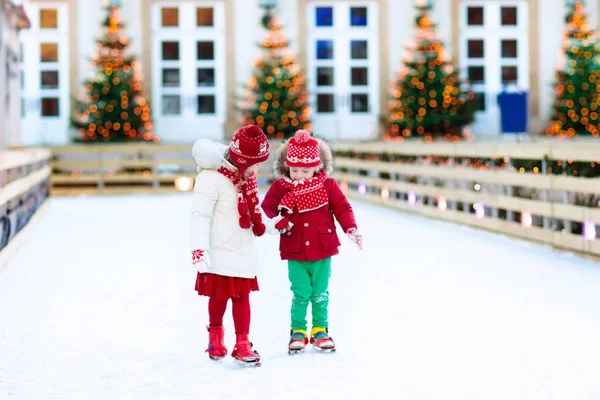 Kinderen schaatsen in de winter. Ijs-of rolschaatsen voor kind. — Stockfoto