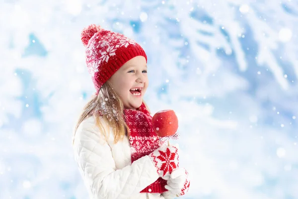 Bambino con mela caramella alla fiera invernale — Foto Stock