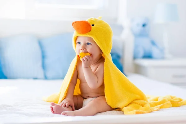 Lindo bebé después del baño en toalla de pato amarillo —  Fotos de Stock