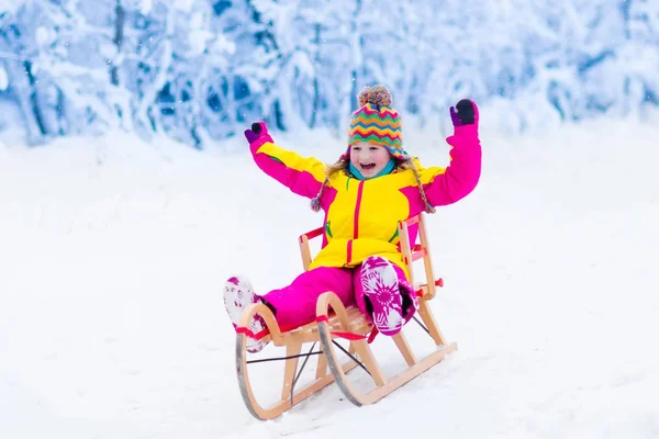 Çocuklar karda oynamak. Kış kızağı binmek çocuklar için
