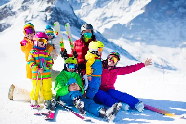 Esquí y nieve divertido. Familia en las montañas de invierno . — Foto de Stock