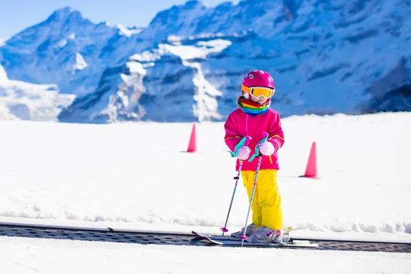 Niño en la escuela de esquí. Nieve invierno diversión en las montañas . — Foto de Stock