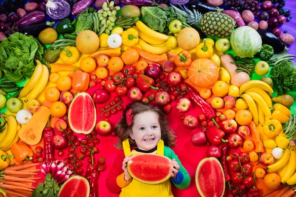 Nutrição saudável de frutas e vegetais para crianças — Fotografia de Stock