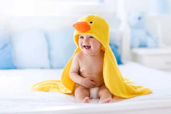 Lindo bebé después del baño en toalla de pato amarillo — Foto de Stock