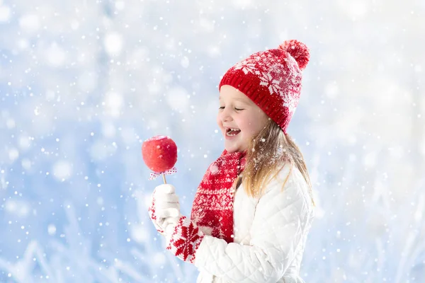 Kış adil üzerinde elma şekeri çocuk