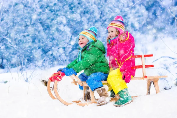 Kinder haben Spaß bei Schlittenfahrt — Stockfoto