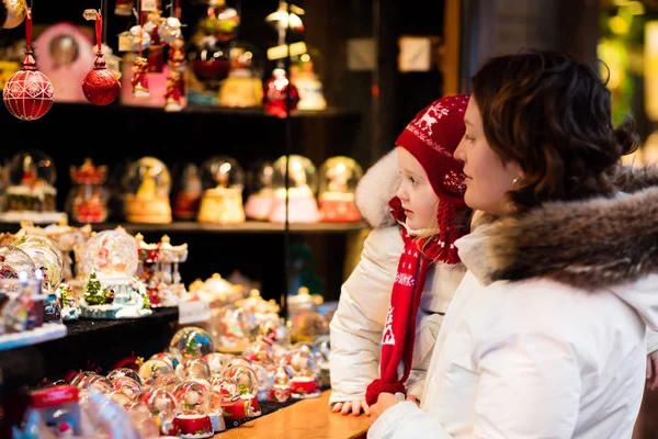 Mãe e criança no mercado de Natal — Fotografia de Stock