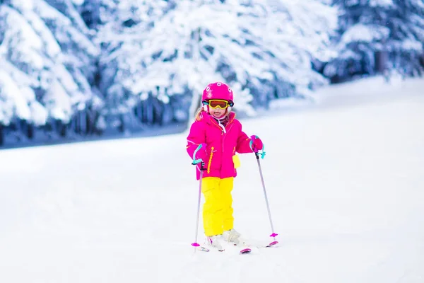 冬の山で家族スキーと雪の楽しみ — ストック写真