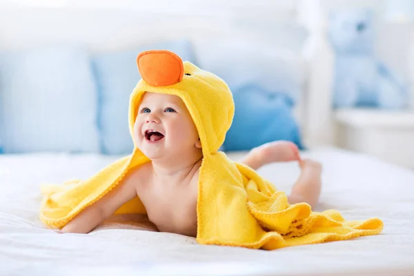 Bebê bonito após o banho em toalha de pato amarelo — Fotografia de Stock