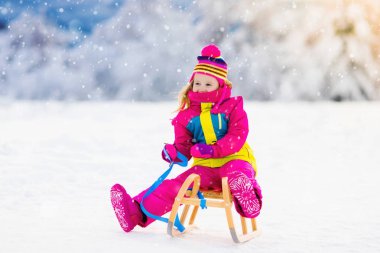 Kış park kızakta karda oynayan çocuk