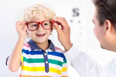 Göz görme testi, çocuk. Optitian evlat. Gözlük çocuklar için.