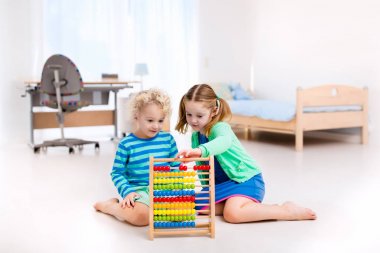 Ahşap abacus ile oynayan çocuklar. Eğitici oyuncak.