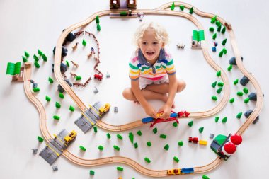 Çocuk oyuncak tren ile. Çocuklar ahşap demiryolu.