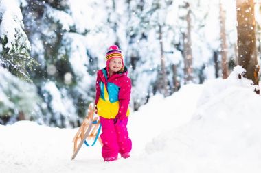 Kış park kızakta karda oynayan çocuk