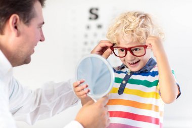 Göz görme testi, çocuk. Optitian evlat. Gözlük çocuklar için.