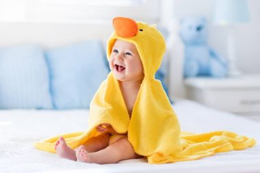 Sarı ördek havlu banyoda sonra şirin bebek