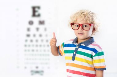 Göz görme testi, çocuk. Optitian evlat. Gözlük çocuklar için.
