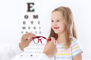 Göz görme testi, çocuk. Optitian evlat. Gözlük çocuklar için.
