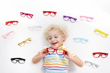 Göz görme testi, çocuk. Optitian evlat. Gözlük çocuklar için.