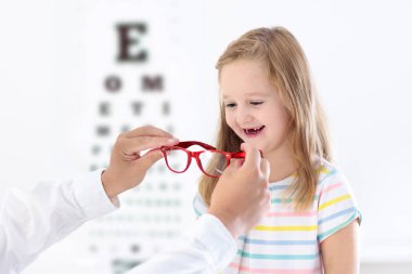 Göz görme testi, çocuk. Optitian evlat. Gözlük çocuklar için.