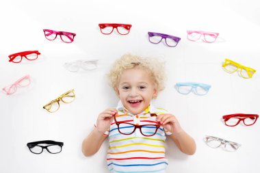 Göz görme testi, çocuk. Optitian evlat. Gözlük çocuklar için.