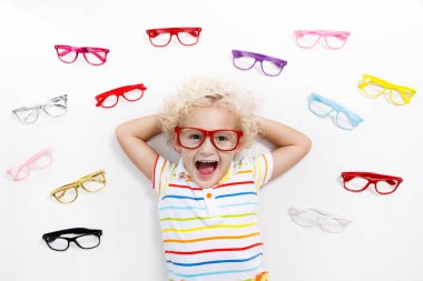 Göz görme testi, çocuk. Optitian evlat. Gözlük çocuklar için.