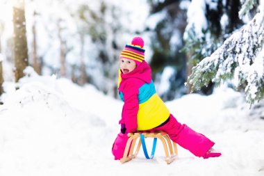 Kış park kızakta karda oynayan çocuk