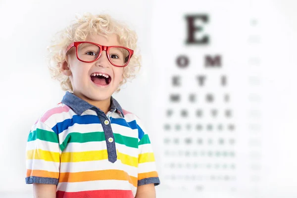 Dítě na zraku. Kluk na optitian. Brýle pro děti. — Stock fotografie