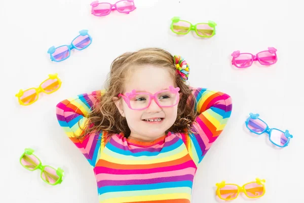 Prueba del niño a la vista. Un chico optimista. Gafas graduadas para niños . — Foto de Stock