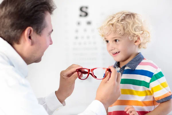 Barn på syn synundersökning. Kid på optitian. Glasögon för barn. — Stockfoto