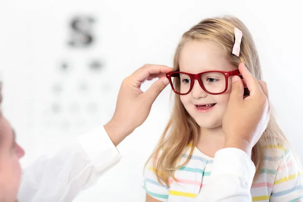 Kind op zicht oogtest. Kid op optitian. Brillen voor kinderen. — Stockfoto