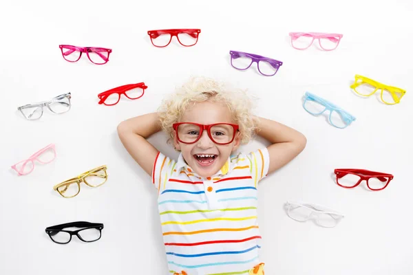 Prueba del niño a la vista. Un chico optimista. Gafas graduadas para niños . —  Fotos de Stock