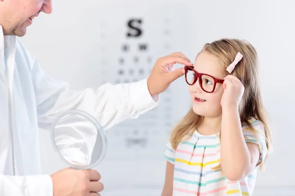 Test visuel enfant à œil. Enfant chez optitian. Lunettes pour enfants . — Photo