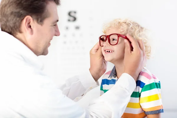 Test visivo del bambino. Un ragazzino all'ottico. Occhiali per bambini . — Foto Stock