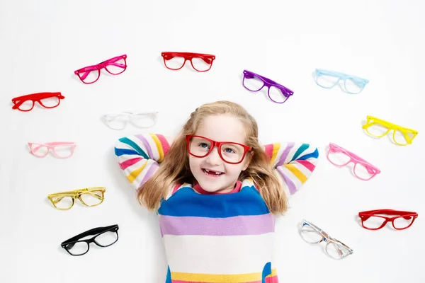 Prueba del niño a la vista. Un chico optimista. Gafas graduadas para niños . —  Fotos de Stock