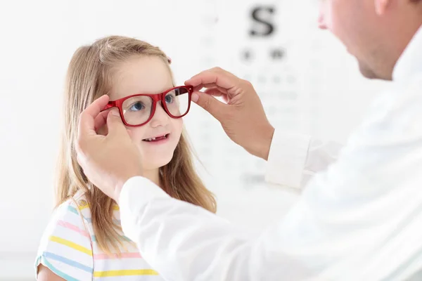 目の視力テストの子。Optitian での子供します。子供のためのアイウェア. — ストック写真