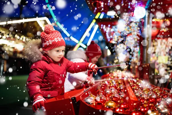 Crianças na feira de Natal. Crianças compras presentes xmas . — Fotografia de Stock