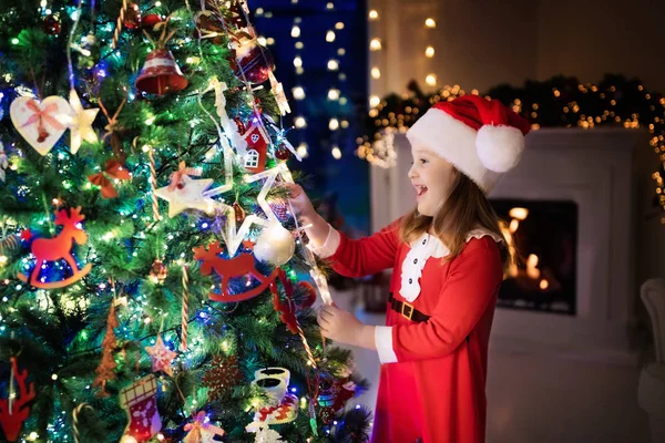 Barn på julgranen och öppen spis på Xmas eve — Stockfoto