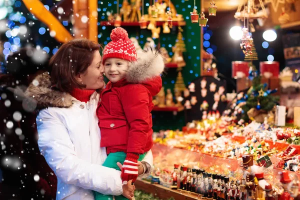 家庭のクリスマスの買い物を提示します。 — ストック写真