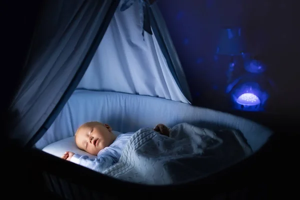 Babyjongen consumptiemelk in bed — Stockfoto