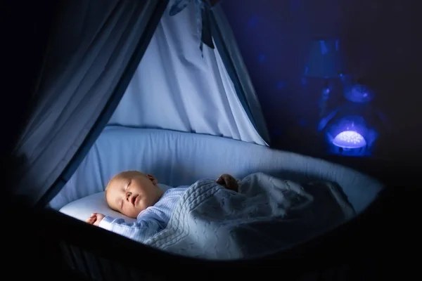 Bebé niño beber leche en la cama — Foto de Stock