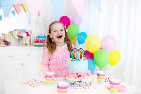 Kids birthday party with cake — Stock Photo, Image