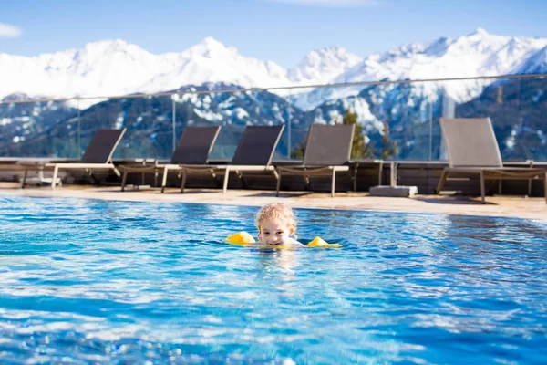 Dziecko w odkrytym basenie hotelu alpine Resort — Zdjęcie stockowe