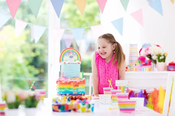 Děti narozeninovou oslavu. Malá dívka s dortem. — Stock fotografie