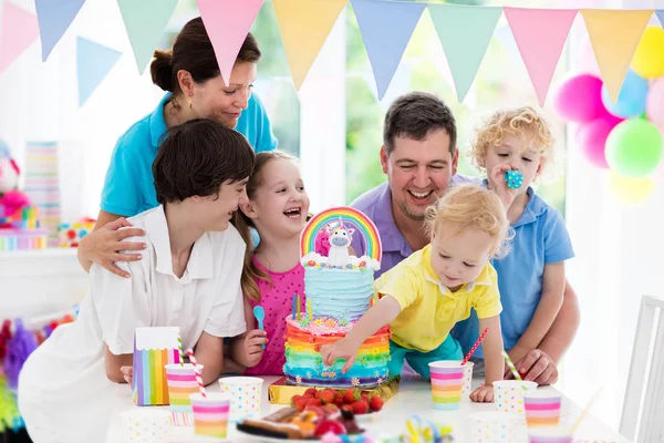 Kids verjaardagsfeest. Familiefeest met taart. — Stockfoto