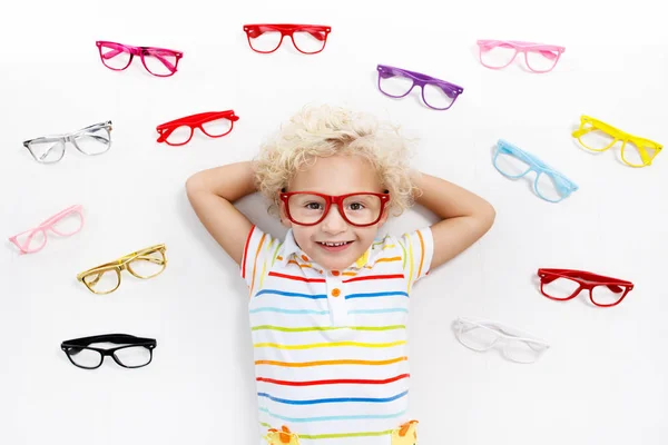 눈 시력 테스트에서 아이입니다. Optitian에서 아이. 아이 들을 위한 안경. — 스톡 사진